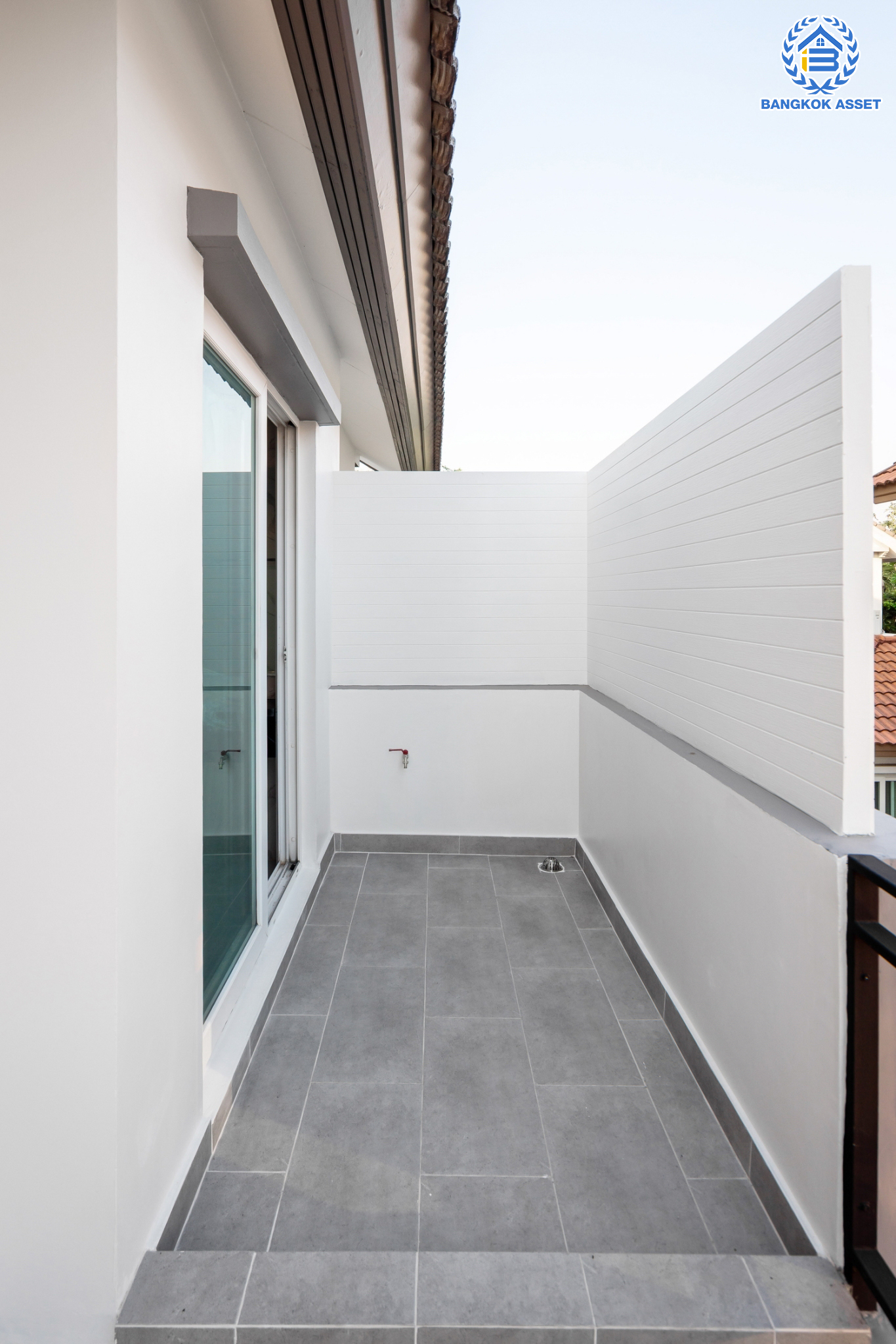 บ้านมือสองตกแต่งใหม่ ม.ลัดดารมย์ วัชรพล แบรนด์ Q.House เนื้อที่ 85.9 ตร.ว. ฟังก์ชัน 4 ห้องนอน 4 ห้องน้ำ จอดรถได้ 2 คัน Facilities ครบครัน บนทำเลเชื่อมต่อหลายเส้นทาง ถ.รามอินทรา ถ.สายไหม และถ.พหลโยธิน ใกล้สนามบินดอนเมือง ทางด่วน "ศรีรัช" และ "เซ็นทรัลรามอินทรา"